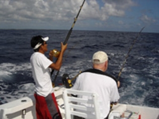 和朋友一起钓鱼